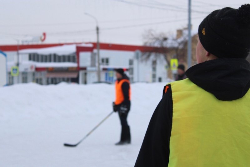 В Красноармейском районе полицейские приняли участие в турнире по хоккею в валенках